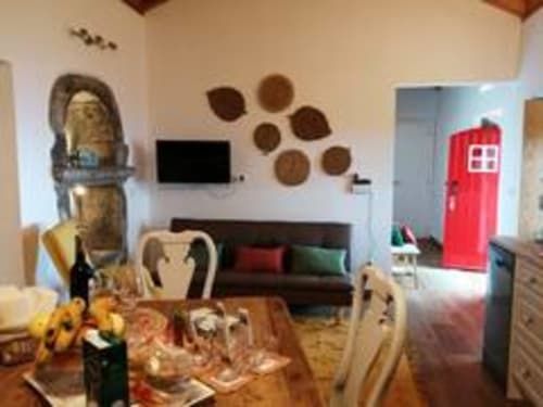 Dining area with sofa | Delight in the Charm of Ti Chôa - Casa do Biscoitinho