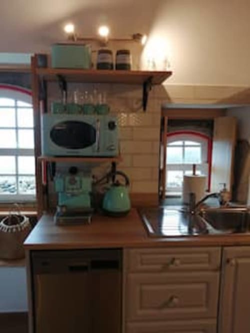 Kitchen with appliances | Delight in the Charm of Ti Chôa - Casa do Biscoitinho