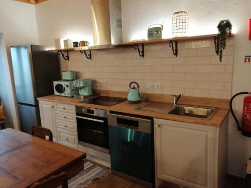 Kitchen with appliances | Embrace Comfort and Style at Ti Chôa - Casa da Praça

