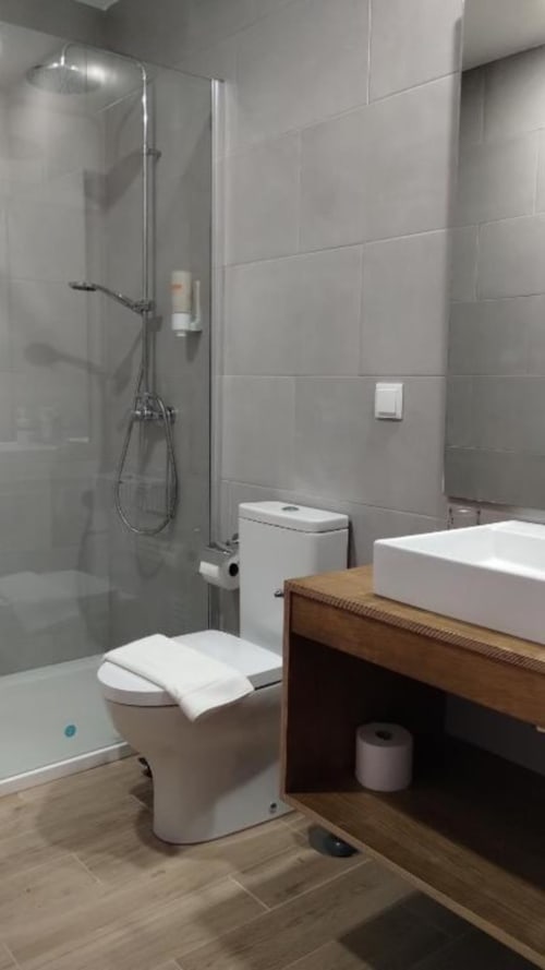 Bathroom with shower area | Spacious Twin or Double Room for Relaxing Rural Stays in Óbidos