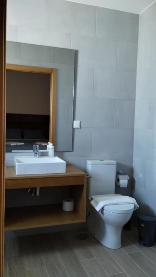 Casa de banho com lavatório e sanita | Espaçoso Quarto Familiar para Escapadinhas Rurais em Óbidos