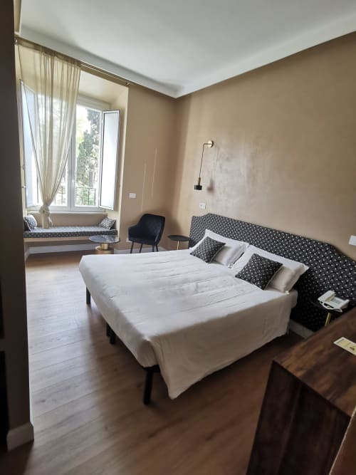 Camera Doppia Deluxe presso l'Hotel Fiori Roma con letto queen, vista sulla città e servizi moderni