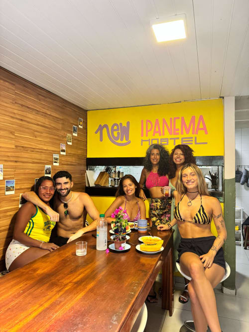 Hóspedes aproveitando momento de convivência na área comum do New Ipanema Hostel no Rio de Janeiro