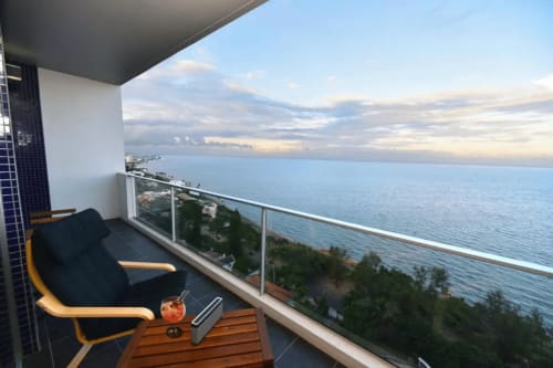 Varanda do Apartamento com Vista para o Mar | Relaxe no Nosso Deslumbrante Apartamento com Vista de Mar de Cortar a Respiração