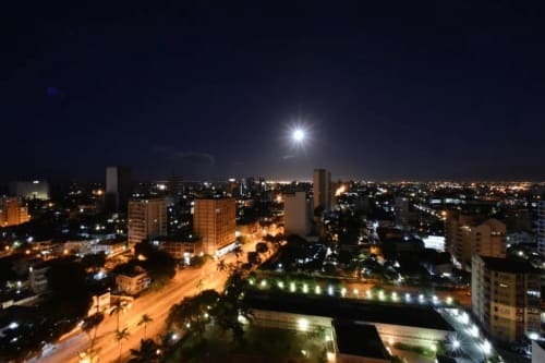 Vista Noturna da Cidade a partir do Apartamento | Apartamento Aconchegante e Confortável de Um Quarto para a Sua Estadia Perfeita