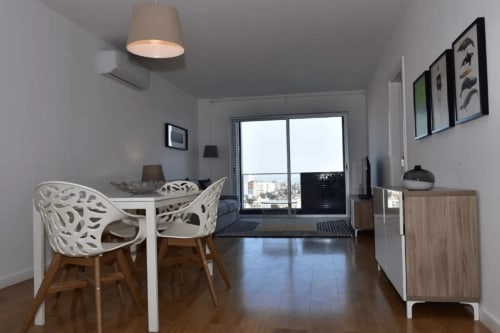 Área de Jantar e Sala de Estar com Vista para a Cidade | Apartamento Aconchegante e Confortável de Um Quarto para a Sua Estadia Perfeita








