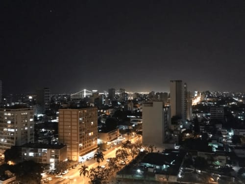 Vista Noturna da Cidade a partir do Apartamento | Apartamento Aconchegante e Confortável de Um Quarto para a Sua Estadia Perfeita








