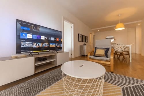 Área de Estar com Televisão de Tela Plana | Apartamento Aconchegante e Confortável de Um Quarto para a Sua Estadia Perfeita








