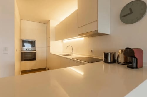 Cozinha com Eletrodomésticos | Apartamento Aconchegante e Confortável de Um Quarto para a Sua Estadia Perfeita