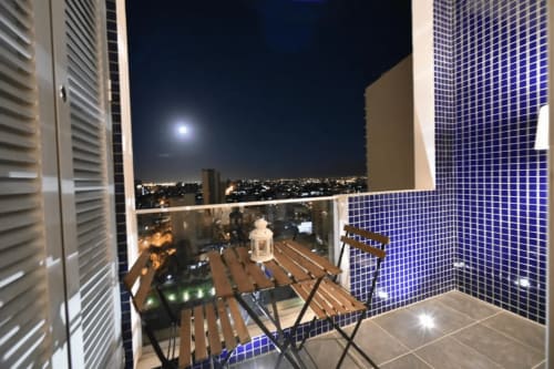 Vista Noturna da Cidade a partir do Apartamento | Apartamento Aconchegante e Confortável de Um Quarto para a Sua Estadia Perfeita








