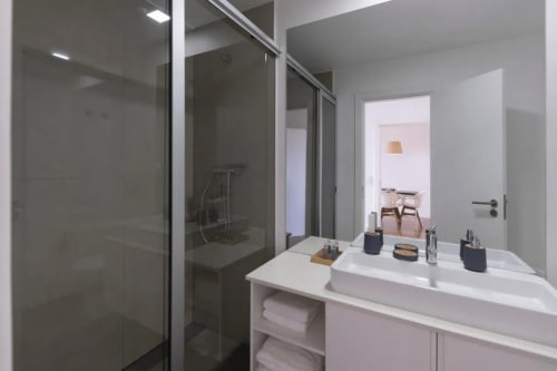 Casa de Banho com Produtos de Higiene | Apartamento Aconchegante e Confortável de Um Quarto para a Sua Estadia Perfeita







