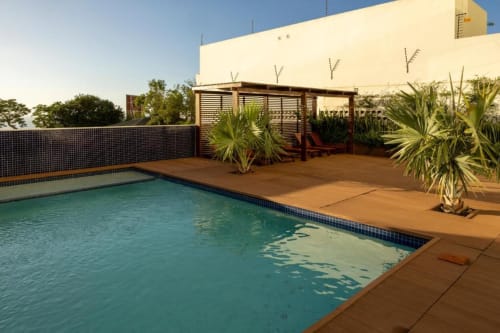 Piscina | Desfrute do Luxo em Nosso Apartamento de Três Quartos com Vista Espectacular para o Oceano