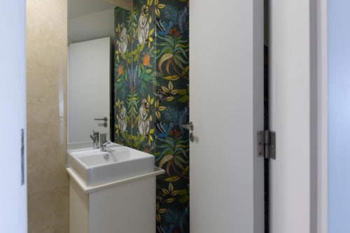 Lavatório e Área de Chuveiro da Casa de Banho | Desfrute do Luxo em Nosso Apartamento de Três Quartos com Vista Espectacular para o Oceano








