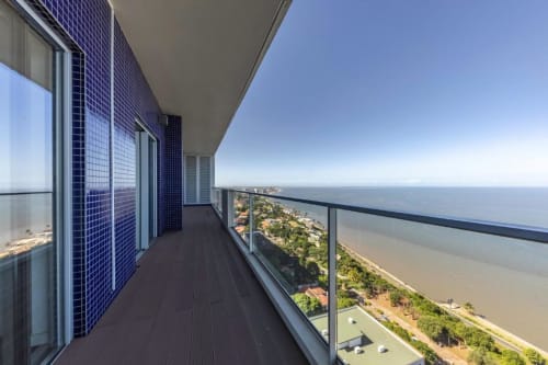 Varanda com Vista para o Oceano | Desfrute do Luxo em Nosso Apartamento de Três Quartos com Vista Espectacular para o Oceano








