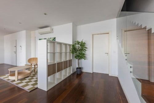 Aconchegante e Espaçosa Área de Estar do Apartamento | Desfrute do Luxo em Nosso Apartamento de Três Quartos com Vista Espectacular para o Oceano