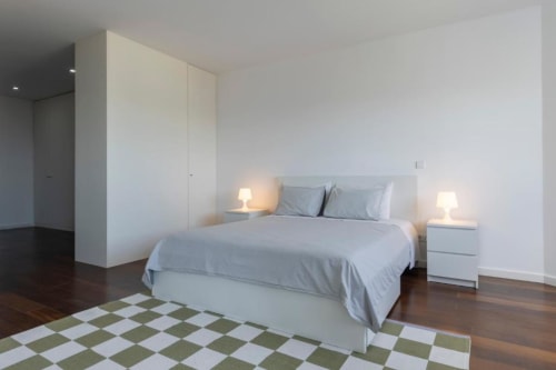 Quarto Espaçoso do Apartamento | Desfrute do Luxo em Nosso Apartamento de Três Quartos com Vista Espectacular para o Oceano