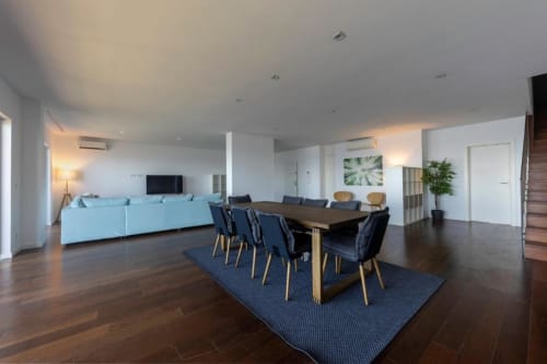 Área de estar e jantar do apartamento | Desfrute de uma Vivência de Luxo no Nosso Apartamento de Três Quartos com Vista Espetacular para o Oceano