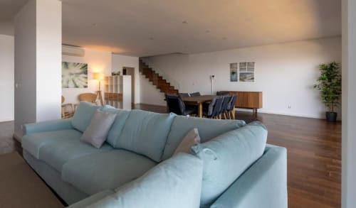 Área de estar e jantar do apartamento | Desfrute de uma Vivência de Luxo no Nosso Apartamento de Três Quartos com Vista Espetacular para o Oceano