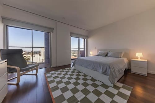 Quarto com vista | Desfrute de uma Vivência de Luxo no Nosso Apartamento de Três Quartos com Vista Espetacular para o Oceano