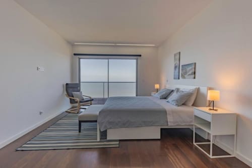Quarto com vista | Desfrute de uma Vivência de Luxo no Nosso Apartamento de Três Quartos com Vista Espetacular para o Oceano








