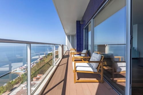 Varanda com vista | Desfrute de uma Vivência de Luxo no Nosso Apartamento de Três Quartos com Vista Espetacular para o Oceano







