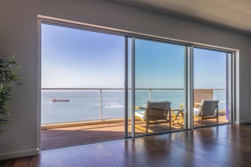 Varanda com vista | Desfrute de uma Vivência de Luxo no Nosso Apartamento de Três Quartos com Vista Espetacular para o Oceano








