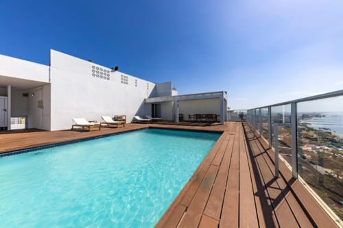 Piscina com vista deslumbrante | Desfrute de uma Vivência de Luxo no Nosso Apartamento de Três Quartos com Vista Espetacular para o Oceano