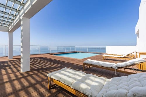 Piscina com vista deslumbrante | Desfrute de uma Vivência de Luxo no Nosso Apartamento de Três Quartos com Vista Espetacular para o Oceano