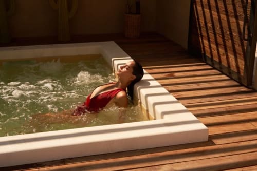 Invité se détendant dans un bain thermal à La Maison D'ambrine, une charmante maison d'hôtes à Chamaret, France