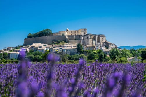 La Maison D'ambrine à Chamaret entourée de champs de lavande et du village médiéval de Provence