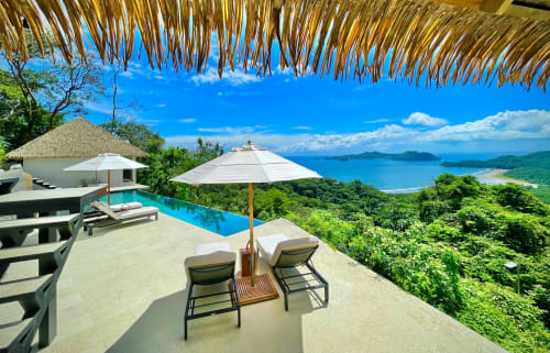 Terrasse de villa de luxe à Organica Yoga Shelter surplombant l'océan turquoise et la côte de Paquera avec piscine à débordement