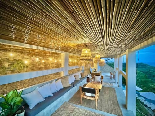 Salon de l'Organica Yoga Shelter avec plafond tressé, sièges confortables et vues panoramiques de la campagne de Puntarenas