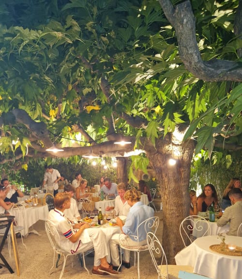 restaurant la ramade à coté de l'hotel avec un joli jardin 