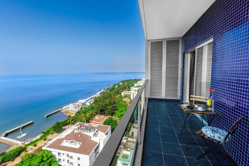 Varanda com Vista Relaxante para o Mar | Descubra o Luxo Moderno nos Xenon Urban Apartments em Maputo, Moçambique