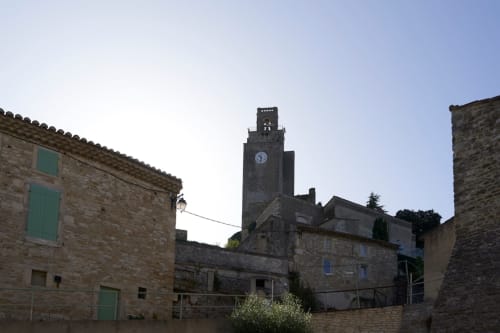 Bâtiments historiques en pierre et tour d'horloge à Chamaret, France - Gîte La Maison D'ambrine