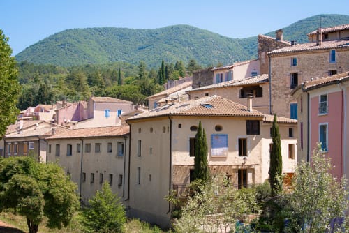 La Maison D'ambrine, un gîte en Chamaret, France, nichée dans les collines boisées aux toits de terre cuite