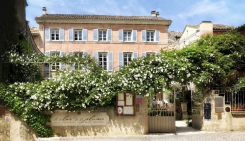 La Maison D'Ambrine B&B in Chamaret met terracotta gevel en witte klimplanten