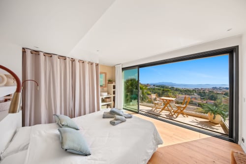 Villa Toscanella- Bandol-luxury--sea view-swimingpool-holiday rentals-seasonal rental-8 people- secured residence-jc conciergerie-terrace-sun lounges-palm trees-double room