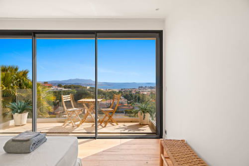 Villa Toscanella- Bandol-luxury--sea view-swimingpool-holiday rentals-seasonal rental-8 people- secured residence-jc conciergerie-terrace-sun lounges-palm trees