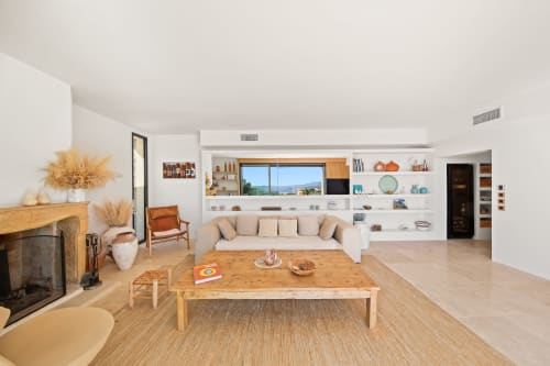 Villa Toscanella- Bandol-luxury--sea view-swimingpool-holiday rentals-seasonal rental-8 people- secured residence-jc conciergerie-sitting room-sofa-chimney