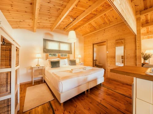 Peaceful Lakeview Bedrooms – Sleep in Serenity at Chalet do Lago