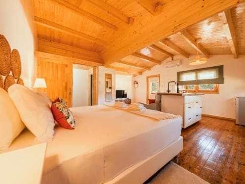 Peaceful Lakeview Bedrooms – Sleep in Serenity at Chalet do Lago