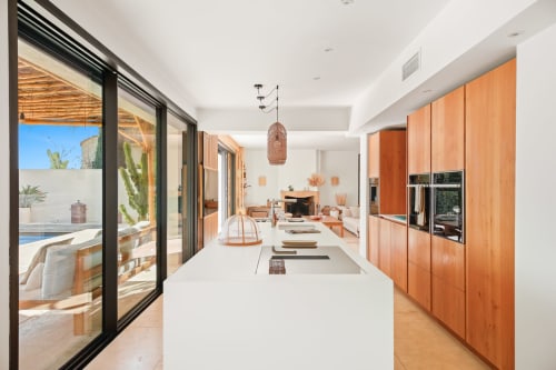 Villa Toscanella- Bandol-luxury--sea view-swimingpool-holiday rentals-seasonal rental-8 people- secured residence-jc conciergerie-kitchen-sun 