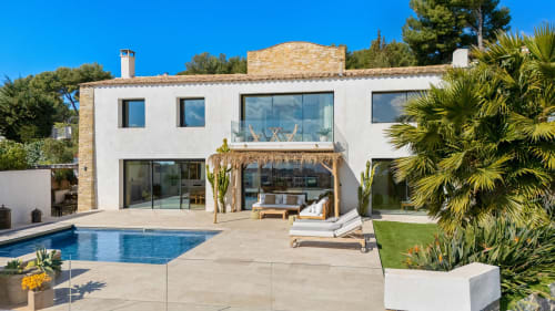 Villa Toscanella- Bandol-luxury--sea view-swimingpool-holiday rentals-seasonal rental-8 people- secured residence-jc conciergerie-terrace-sun lounges-palm trees