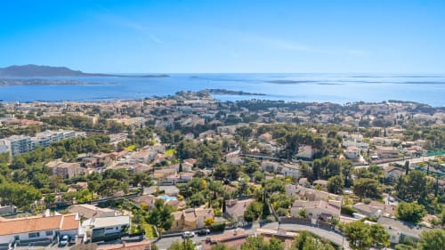 Villa Toscanella- Bandol-luxury--sea view-swimingpool-holiday rentals-seasonal rental-8 people- secured residence-jc conciergerie-terrace-sun lounges-palm trees-Bendor
