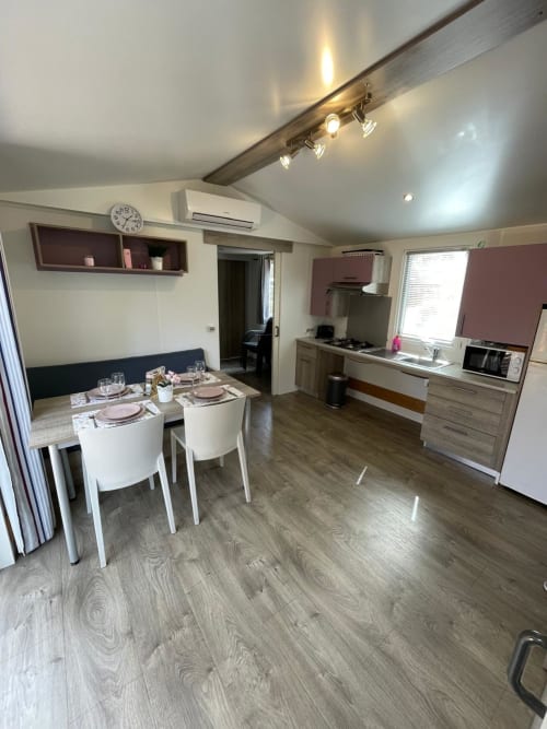 Cuisine moderne et salle à manger du Camping La Lézardière avec table dressée et vue sur les montagnes à La Valette du Var
