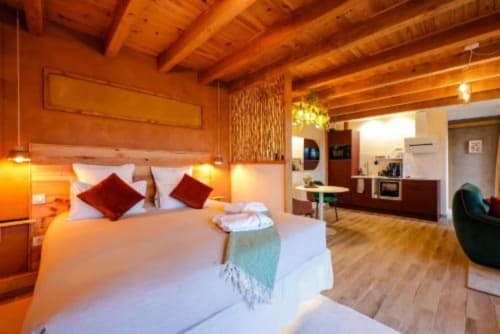 Hébergement insolite en couple, tout équipé au design singulier dans la nature. Cabane et spa à 35 min de Toulouse
