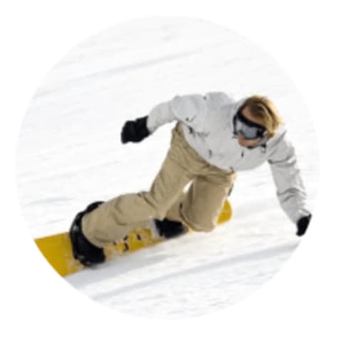 Hombre haciendo Snowboard y disfrutando del turismo rural de Camprodon