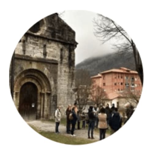 Personas en una visita guiada Alt-Ter disfrutando del turismo rural Camprodon