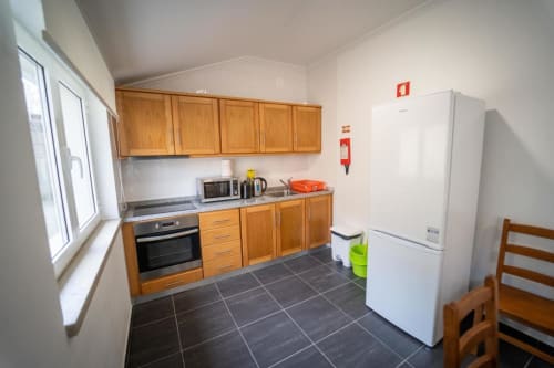 Kitchen with appliances | Welcome to Casa Rural "A Escola" – Your Tranquil Retreat in Pampilhosa da Serra